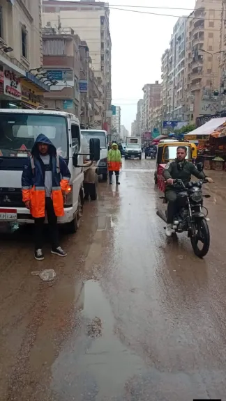 ”مياه البحيرة” تواصل رفع تجمعات الأمطار بمراكز ومدن المحافظة