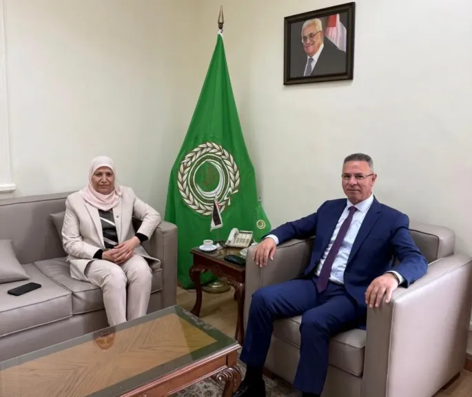 السفير د. ”فائد مصطفى” يبحث مع القيادية الفلسطينية د. ”أمال حمد”   التحرك العربي ازاء جرائم الاحتلال الممنهجة
