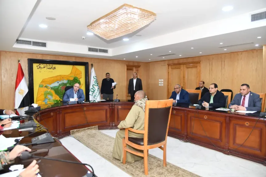 محافظ الفيوم يوجه بحلول عاجلة لمطالب أهالي إطسا ويشدد على تحسين الخدمات والانضباط