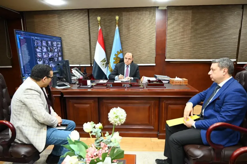 خلال اجتماعه معهم.. محافظ الغربية يركز على تطوير الخدمات الصحية والإسعافية والاتصالات لتعزيز الأداء