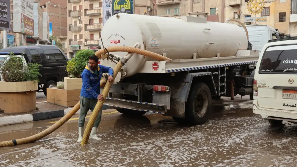 من قلب الشارع.. رئيس مياه الفيوم يتابع أعمال شفط تجمعات مياه الأمطار بمختلف الميادين