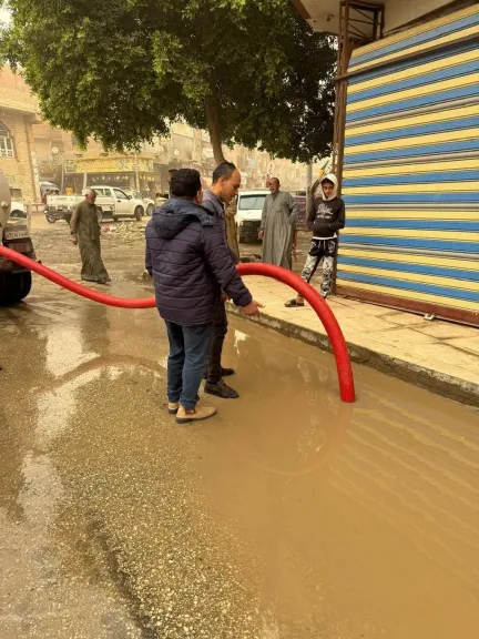 رئيس مدينة طامية بالفيوم يقود حملة مكثفة لشفط مياه الأمطار