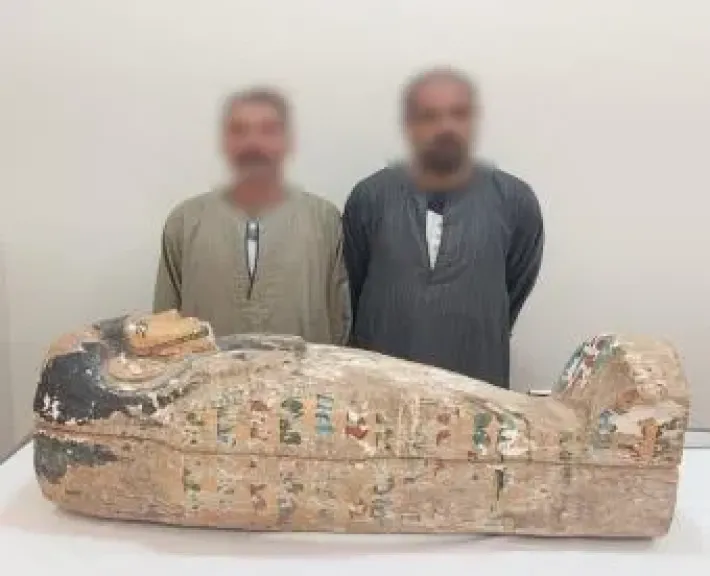 القبض على شخصين بحوزتهما تابوت أثرى بسوهاج