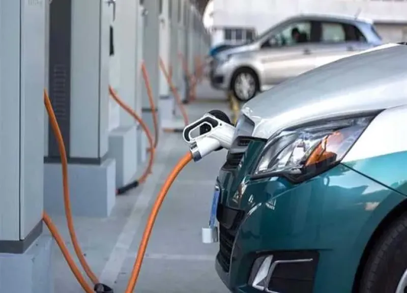 قرار بلا حزمة.. الجمارك تسبق البنية التحتية للسيارات الكهربائية