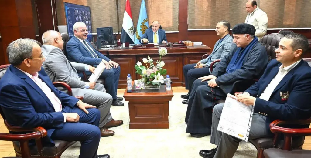 محافظ الغربية يناقش مع النواب والشيوخ مشكلات الدوائر وخطة تطوير الخدمات  وسام المصري    استقبل اللواء دكتور علاء عبدالمعطي، محافظ الغربية، أعضاء مجلسي النواب والشيوخ، خلال اللقاء الأسبوعي لمتابعة الملفات الخدمية والتنموية، وبحث مشكلات الدوائر المختلف