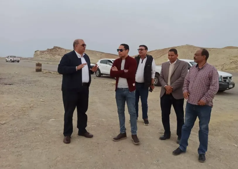 رئيس مدينة مرسى علم يتابع مراحل تنفيذ شبكة الصرف الصحي بالمدينة