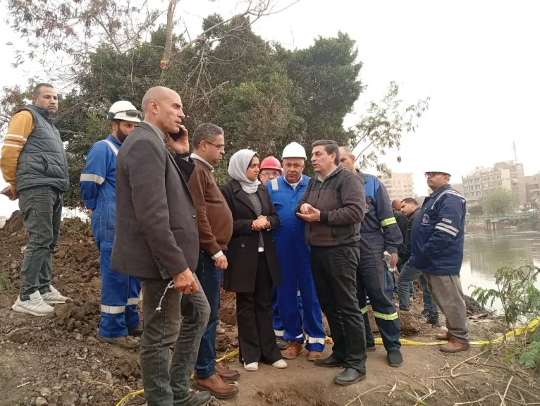 محافظ القليوبية يقود مواجهة فورية لبقعة زيت ويؤكد: مياه الشرب آمنة