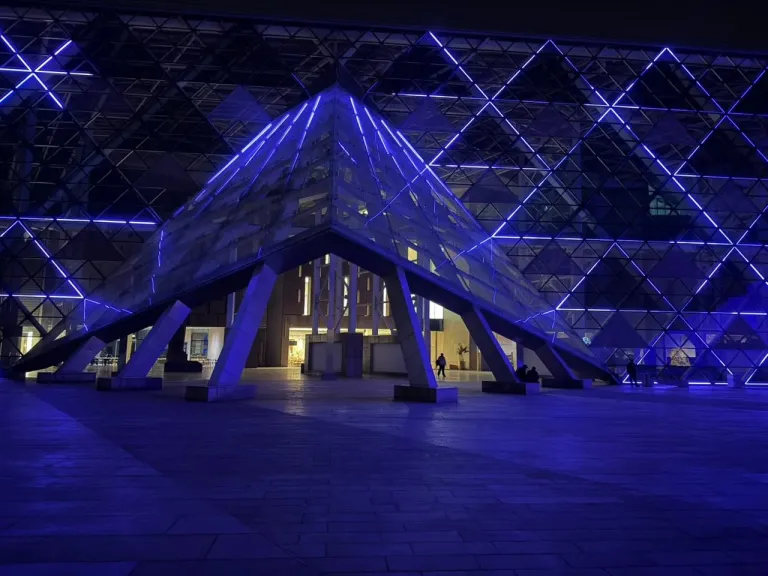 المتحف المصري الكبير يُضيء واجهته باللون الأزرق احتفالًا باليوم العالمي للتوعية بالتوحد