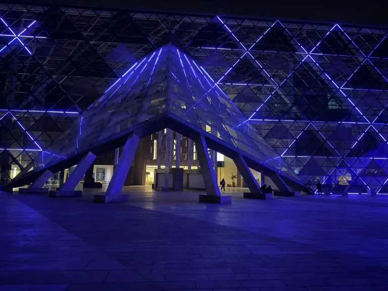 المتحف المصري الكبير يُضيء واجهته باللون الأزرق احتفالًا باليوم العالمي للتوعية بالتوحد