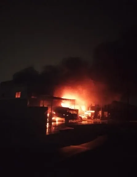 مدير أمن قنا ومدير المباحث ينتقلان لمكان واقعة حريق مصنعين زيوت وعصائر في نجع حمادي