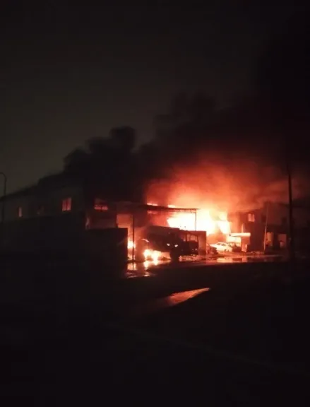 دون إصابات.. الدفع ب10 سيارات إطفاء للسيطرة على حريق مصنعي زيوت وعصائر في قنا