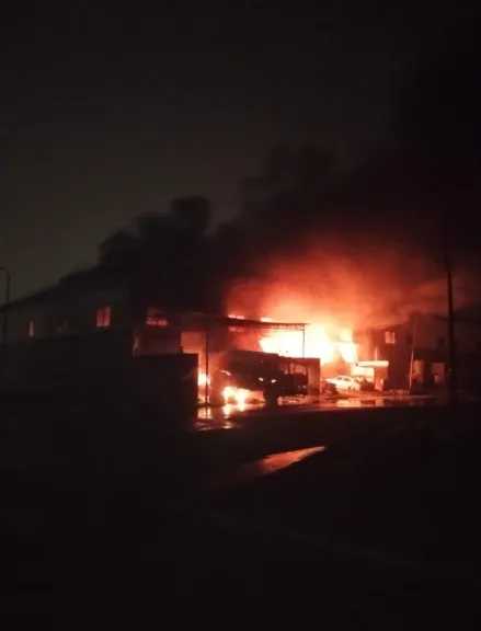 دون إصابات.. الدفع ب10 سيارات إطفاء للسيطرة على حريق مصنعي زيوت وعصائر في قنا