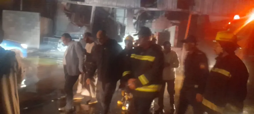 السكرتير العام لمحافظ قنا ورئيس المدينة خلال متابعة حريق مصنعي زيوت وعصائر بالمدينة الصناعية في نجع حمادي