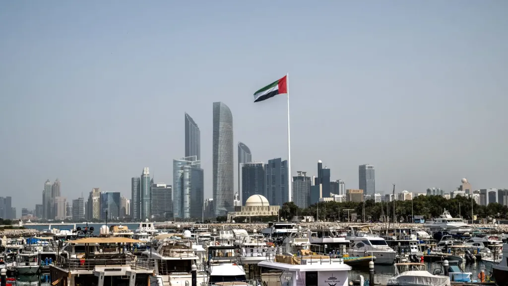 الإمارات تنفي شائعات سحب الإقامات وتؤكد استقرار أوضاع المقيمين