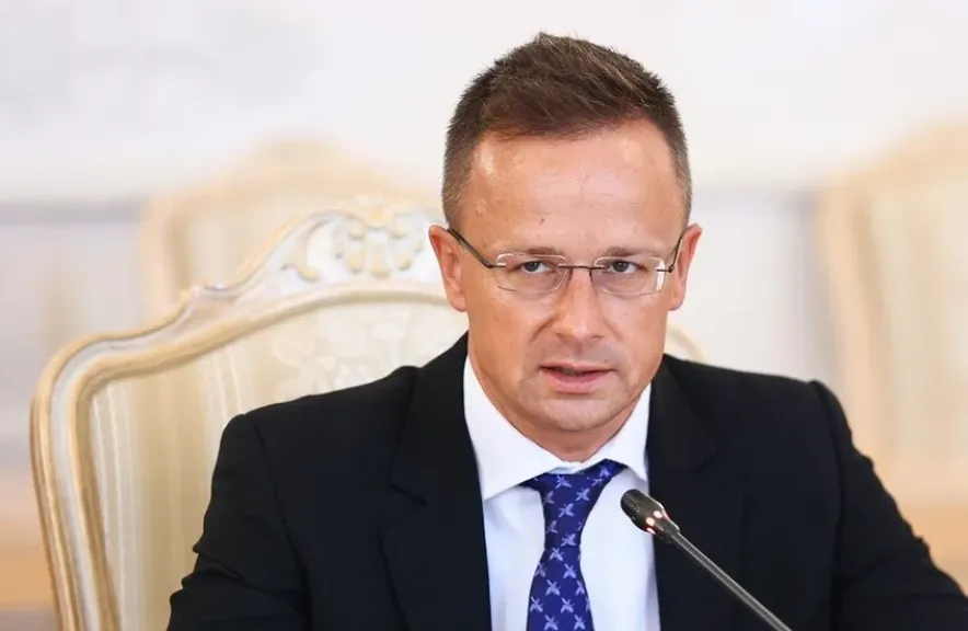 وزير خارجية المجر: أوروبا تحتاج لرفع الحظر على النفط والغاز من روسيا