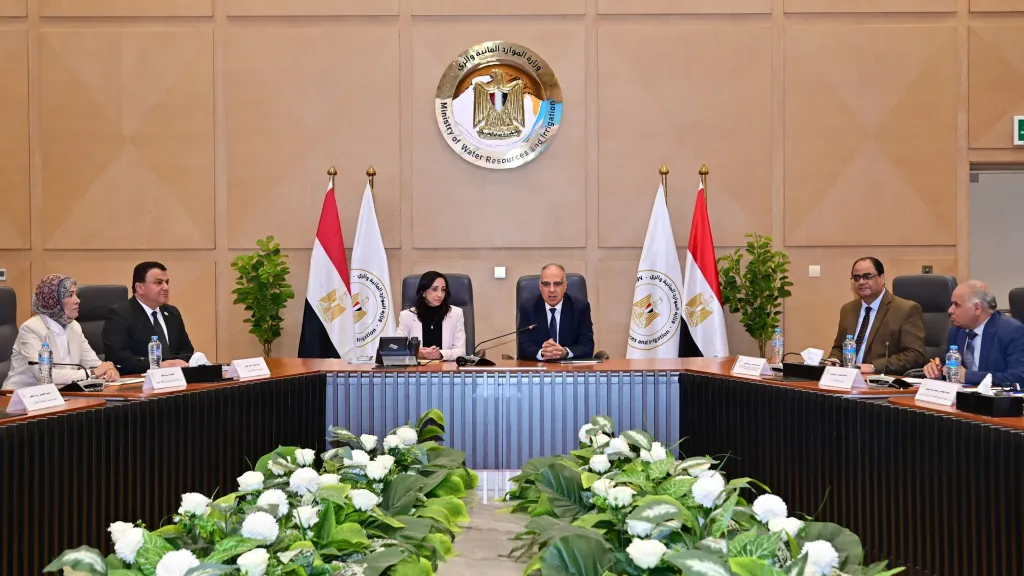 وزير الري ومحافظ البحيرة يناقشان المشروعات المائية وإزالة التعديات وتأهيل المحطات