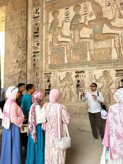 كلية الآثار بجامعة الفيوم تختتم رحلتها العلمية للأقصر وأسوان