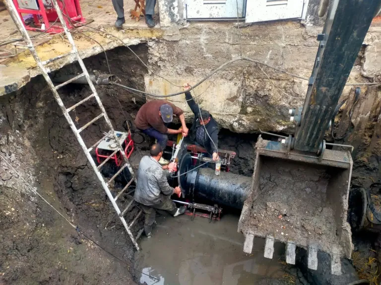 انفجار خط طرد صرف صحي بدمنكة بدسوق.. ومياه كفر الشيخ تتحرك لإصلاح العطل