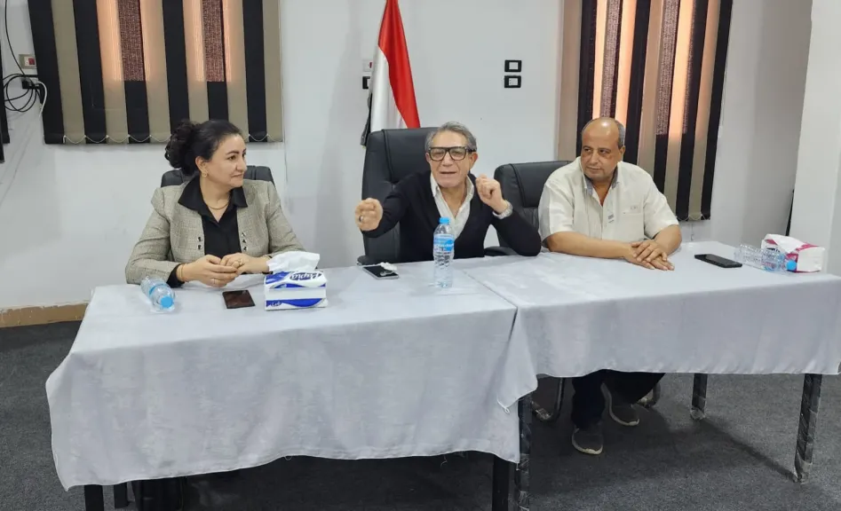 “الحلم طريق المسرح”.. باسم قهار يروي رحلته من السخرية إلى الوقوف أمام عادل إمام في مهرجان الجنوب بقنا