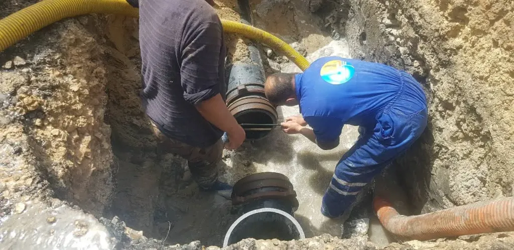 إصلاح كسر مفاجئ بخط مياه رئيسي قطر 12 بوصة