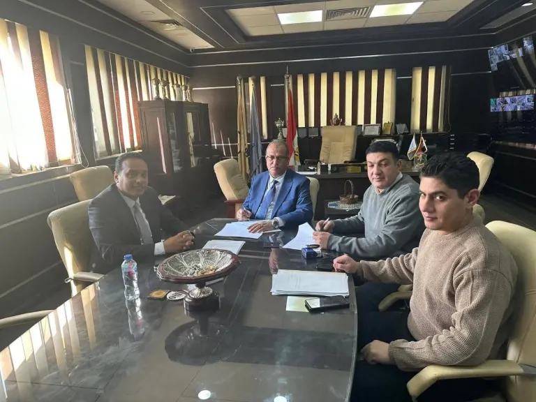 تعاون استثماري جديد..«هندسة المطرية» توقع اتفاقية مع شركة الشمس لإدارة ملعب الكلية