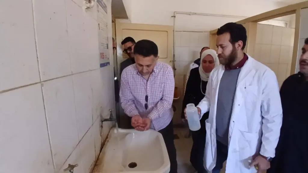 ”كوب مياه” يكشف الحقيقة.. محافظ القليوبية يفاجئ محطة مرصفا ويتحقق من الجودة