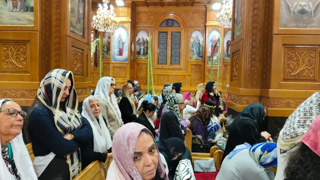 أجواء روحانية مميزة وسعف النخيل.. قداس عيد أحد الشعانين بكنيسة الأنبا بيشوي ببورسعيد