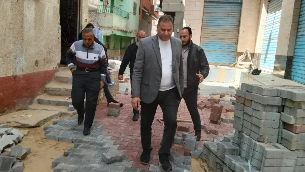 محافظ كفرالشيخ يتابع أعمال تركيب الانترلوك بسيدي سالم ضمن مشروعات الخطة الاستثمارية