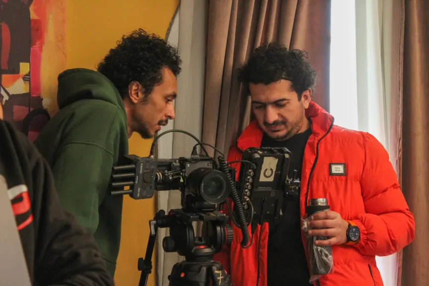 بالصور.. المخرج بلال العربي ينتهي من تصوير ”عشاء مروان الأخير” ويحصد منحة ”مجتمع قطر السينمائي”