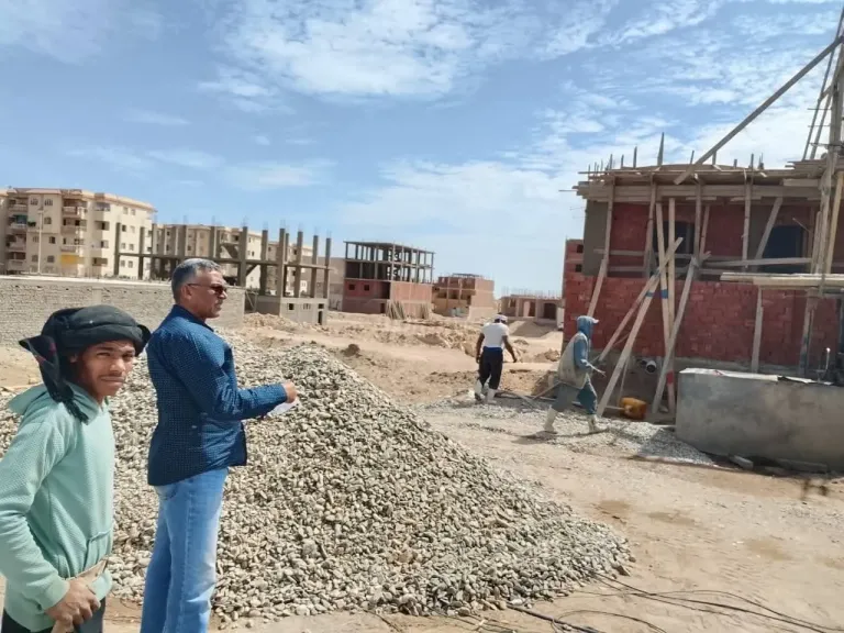 رئيس مدينة القصير يُجري جولة ميدانية لمتابعة أعمال البناء واتخاذ الإجراءات القانونية ضد المخالفات