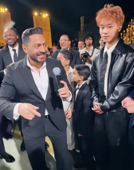 تامر حسني يشعل فرح عالمي ويقوده للستايل المصري.. تفاصيل