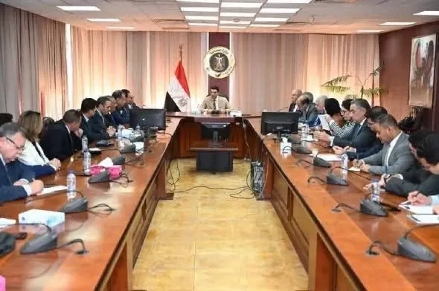 وزير الصناعة يبحث مع غرفة البترول والتعدين تعظيم الاستفادة من الخامات وزيادة القيمة المضافة للصناعات التعدينية