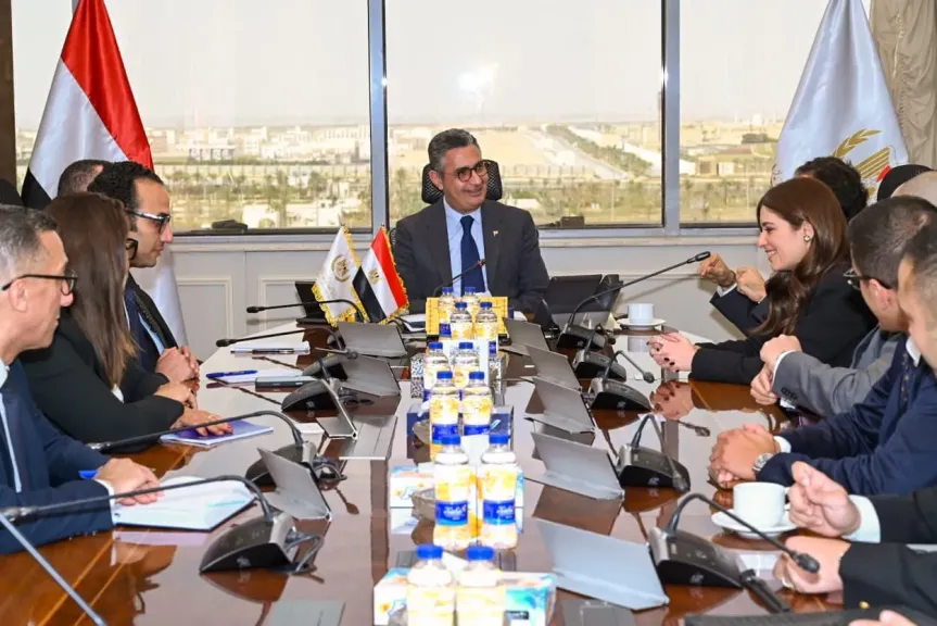 وزير التموين يجتمع مع رئيس الشرق الأوسط لمايكروسوفت لبحث سبل التحول الرقمي وتطوير منظومة الخدمات التموينية