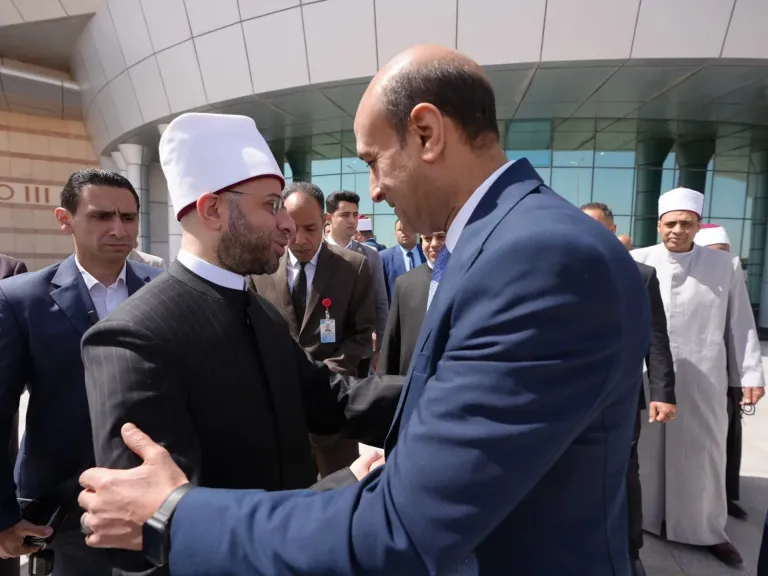 محافظ أسيوط يستقبل وزير الأوقاف بمطار أسيوط الدولي خلال زيارته للمشاركة في افتتاح مؤتمر ”الفكر الإسلامي