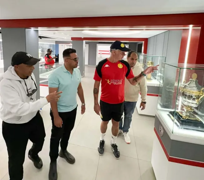 الزمالك يستقبل مارك فيش لاعب جنوب أفريقيا السابق في مقر النادي