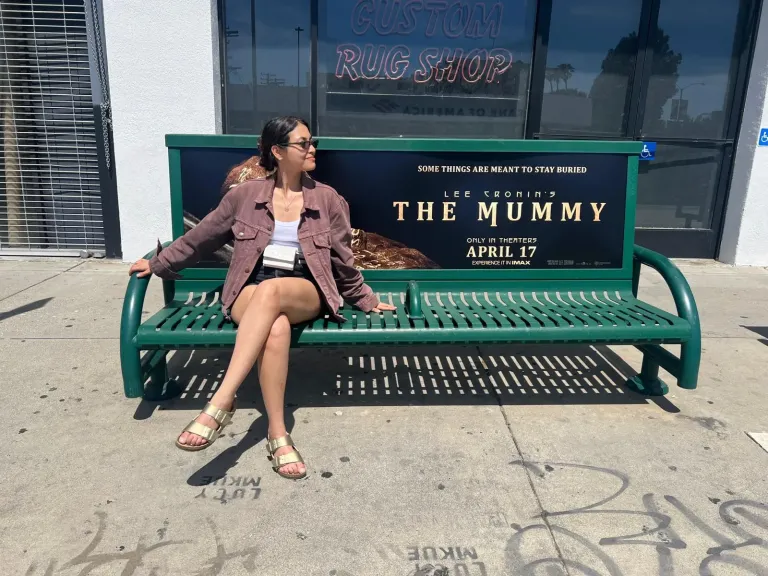 بالصور.. مي الغيطي تروّج لفيلم “The Mummy” في شوارع أمريكا.. وتجتمع مع صُنّاع العمل أمام البوستر العالمي