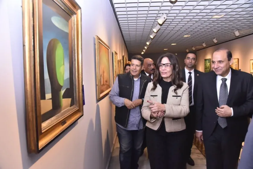 ليلة تتعانق فيها الريشة مع النغم.. وزيرة الثقافة تفتتح “كنوز الأوبرا التشكيلية” على أنغام عمر خيرت