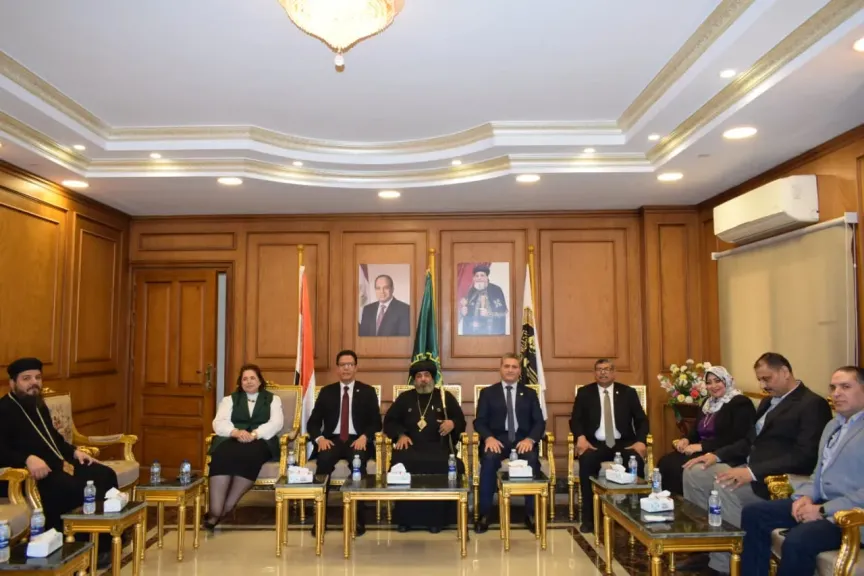 رسائل محبة وسلام.. رئيس جامعة بنها يشارك الأقباط احتفالات عيد القيامة