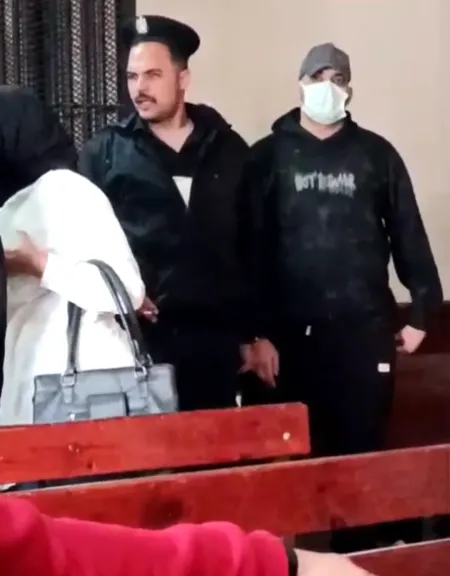 بالكمامة والكاب.. ظهور مستريح السيارات خلال معارضته على حبسه 33 سنة فى 11 قضية نصب