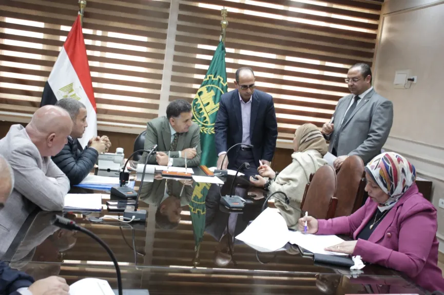 من الوظائف إلى العلاج المجاني.. استجابة سريعة من محافظ القليوبية لطلبات الأهالي