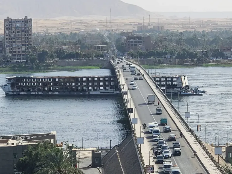 شحوط باخرة نيلية خالية من الركاب أسفل كوبري دندرة بقنا