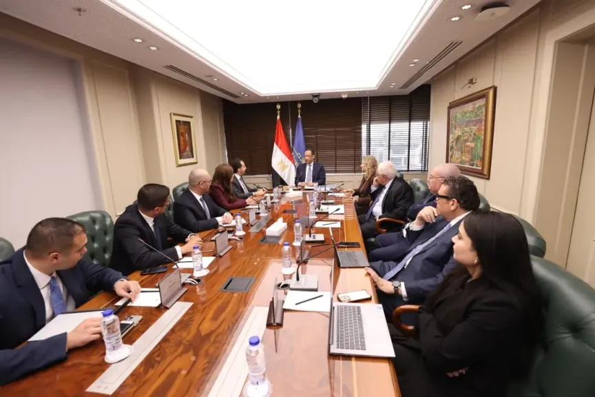 وزير الاتصالات يبحث مع مسؤولي شركة  مايكروسوفت العالمية تعزيز الشراكة لدعم تطبيقات الذكاء الاصطناعي