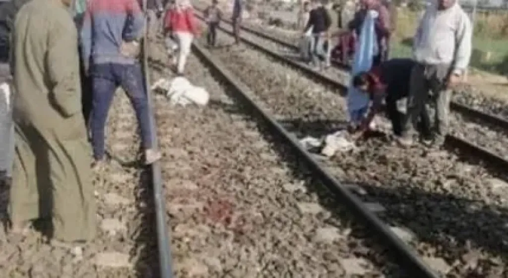 مصرع شابين دهسًا أسفل عجلات قطار أثناء عبورهما شريط السكة الحديد في بيلا بكفر الشيخ