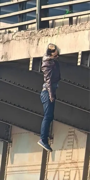 جثة معلقة فوق النيل تهز شبرا الخيمة.. لغز كوبري المظلات بين شبهة الانتحار والجريمة !