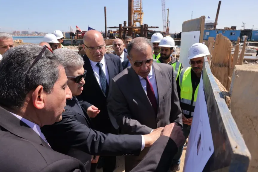 رئيس هيئة قناة السويس يبحث مع محافظ بورسعيد التعاون التنموي ويتفقد مشروعات الكباري العائمة والمعديات