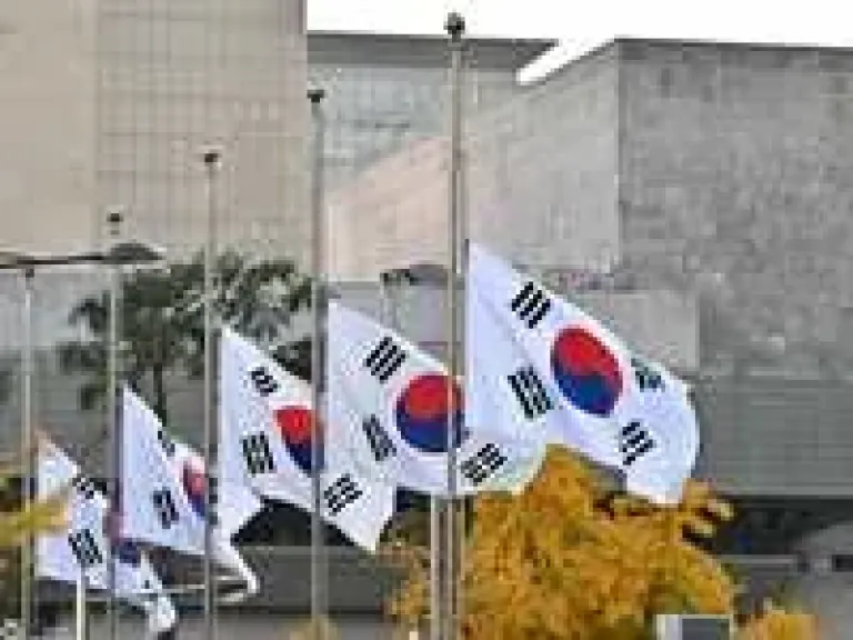 سيئول تعلن عن جهود لتأمين مرور السفن الكورية عبر مضيق هرمز