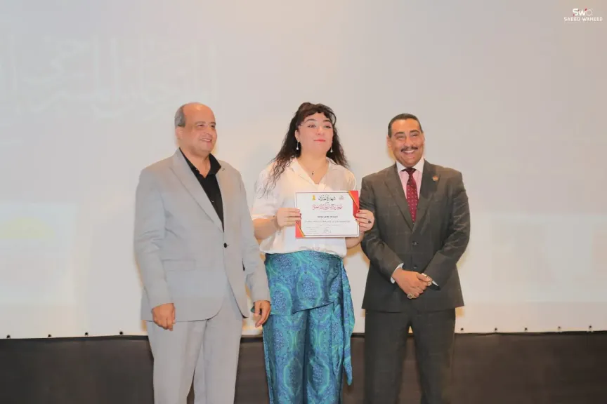 تكريم المخرجة هاجر سلامة في ختام الدورة العاشرة لمهرجان المسرح الدولي لشباب الجنوب