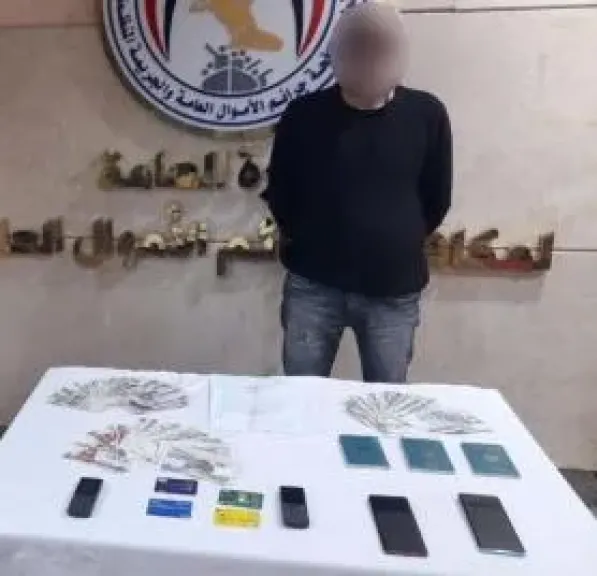 القبض على نصاب استولى على أموال مواطنين بزعم توفير رحلات عمرة