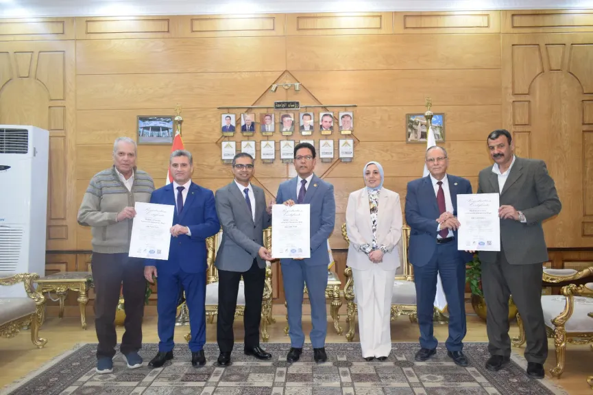 ”الجيزاوى” يتسلم شهادة الأيزو.. ويؤكد إلتزام جامعة بنها بالمعايير والجودة العالمية