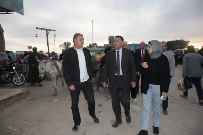 جولة ميدانية تكشف الأزمة.. المحافظ يطرح الحل: نقل الباعة إلي سوق حضارى